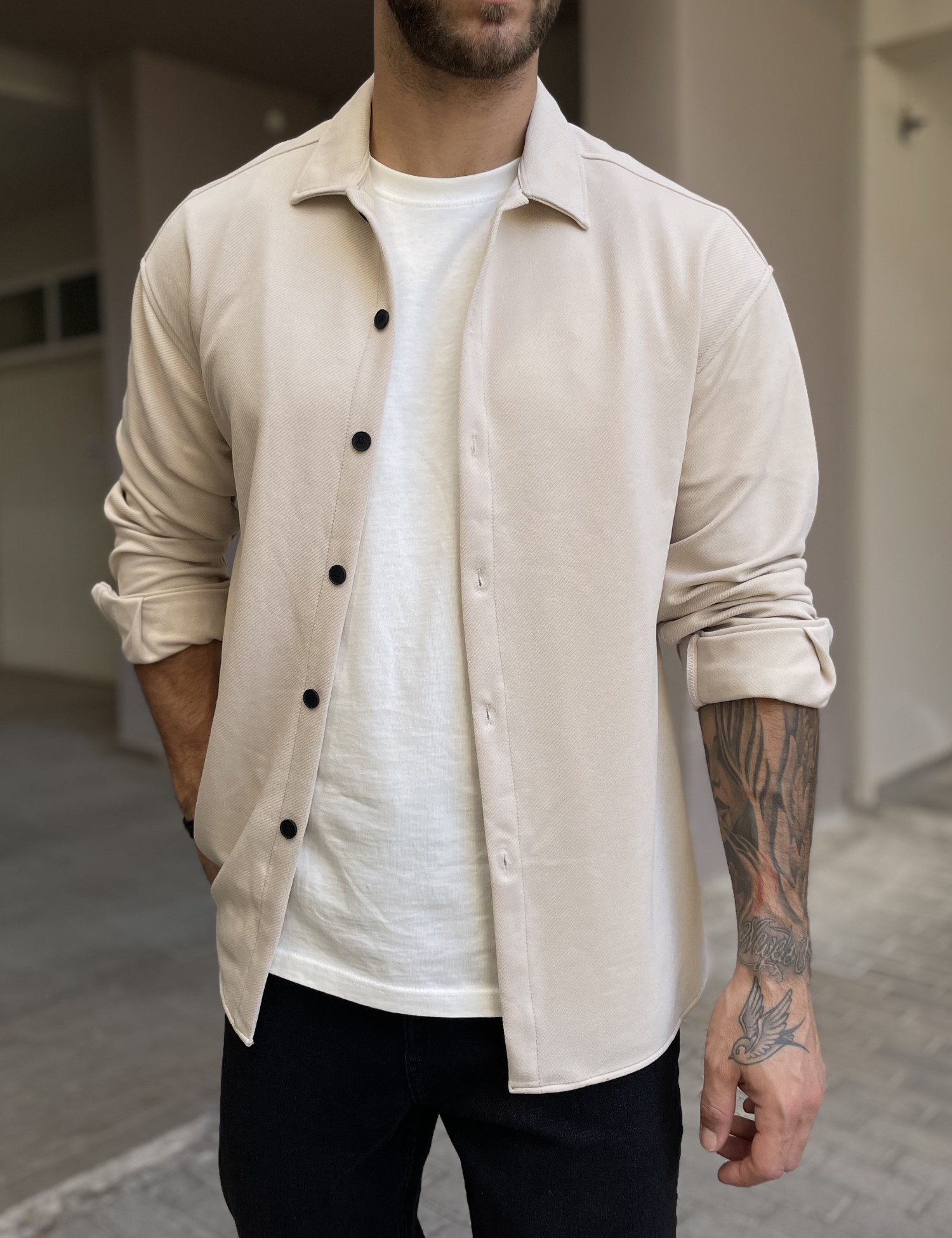 Ανδρικό μπεζ διαγωνάλ Overshirt με γιακά RMZ456B φωτογραφία